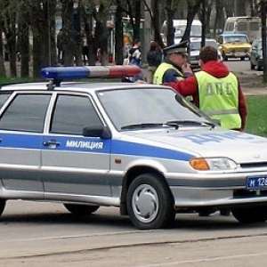 В Ростовское области полицейские на служебном авто сбили 15-летнюю девушку, которая выгуливала собаку