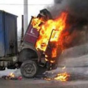 Огонь в автомобилях «Скания-113» и «ДАФ», стоящих на улице Доватора, вспыхнул в 04.58. Пожаром в общей сложности было охвачено 4 кв метра. К счастью, обошлось без погибших и пострадавших. В 06.02 пожар был ликвидирован.  Причина пожара — неисправность отопительной системы в грузовиках