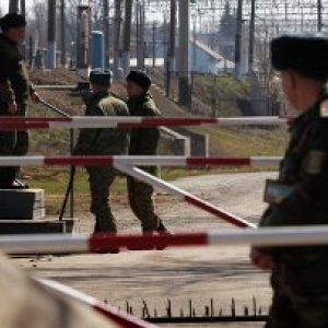 Во время обстрела пункта пропуска "Изварино" со стороны Украины ранения получил житель житель Ростовской области. Об этом сообщают РИА Новости со ссылкой на фельдшера местного лагеря беженцев