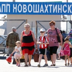 Российский КПП "Новошахтинск" пострадал в результате стрельбы с территории Украины. Повреждения получили здания российского пункта пропуска. К счастью, никто из сотрудников не пострадал