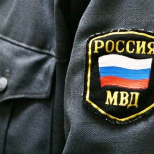 Стало известно имя полицейского, сбившего насмерть мотоцикл с двумя парнями в районе Кумженской рощи. Им оказался  старший оперуполномоченный уголовного розыска ГУ МВД Сергей Юнышев