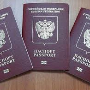 Штраф до 200 тысяч рублей и судимость по уголовной статье – такие последствия ждут всех россиян, кто не сообщит в Федеральную миграционную службу об имеющемся виде на жительство или гражданстве другой страны