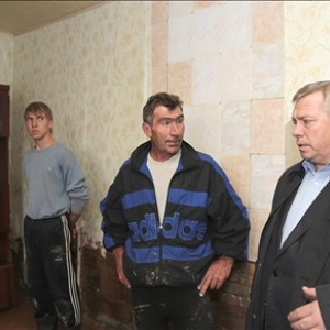 В Ростовской области четвёртый день идёт выплата единовременной денежной помощи семьям, которые пострадали от урагана 23-24 сентября. По информации на сегодняшний день, выплачено 48 миллионов 710 тысяч рублей