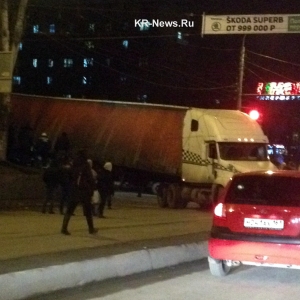 В Ростове-на-Дону в районе улицы Турмалиновской фура не вписалась в поворот и перегородила проспект Нагибина