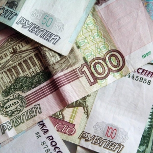 Увеличить МРОТ на 20% – такое решение приняли правительство Ростовской области, союз работодателей и федерация профсоюзов. Так что в будущем году размер минимальной заработной платы в негосударственном секторе экономики составит не менее 10 тысяч рублей
