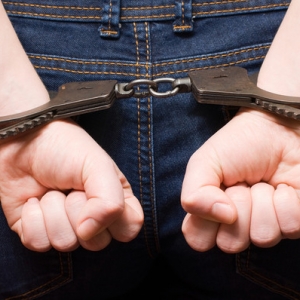 В Таганроге (Ростовская область) полицейские задержали 18-летнего парня, подозреваемого в краже из магазина