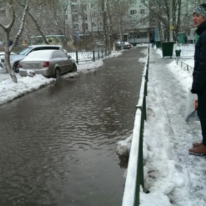 В Ростове на Северном прорвало трубу: пробка на кольце Космонавтов-Волкова [ФОТО]