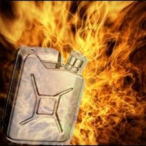 В Волгодонске двое злоумышленников подожгли офис на глазах у сотрудников.