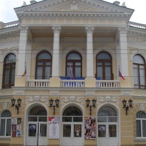 Завершен розыгрыш пригласительного билета на два лица на новогоднюю премьеру Ростовского молодежного театра - «Бенгальские огни. Почтовый роман» (12+)