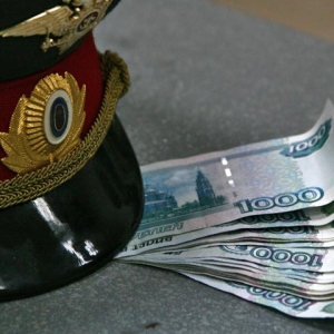 Правоохранителя подозревают в получении взятки от директора школы.