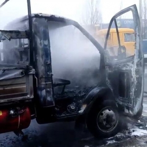 Сегодня на улице Доватора загорелась «ГАЗель».