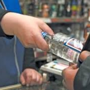 Правоохранители в Ростове штрафуют за незаконную торговлю алкоголем.