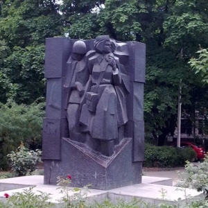 Главная больница Ростова-на-Дону пополнилась новыми деревьями. В преддверии весны здесь высадили 115 туй
