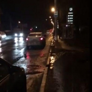 На Мадояна 13 автомобилей остались без колес, угодив в огромную яму на дороге. 