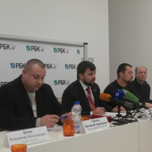Предприятия Донбасса способны восполнить дефицит европейских комплектующих для южнороссийского бизнеса. Кроме того, непризнанные республики готовы поставлять в Россию электричество для развития энергоемких производств, заявили представители Донецкой народной республики (ДНР) на круглом столе, организованном ИА “РБК-Ростов” в медиа-центре “МедиаС”. При этом участники дискуссии признали: перспективы сотрудничества сильно зависят от соблюдения украинской стороной Минских соглашений по урегулированию конфликта 
