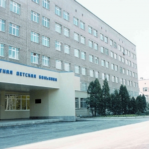Около 80 детей с различными патологиями прошло через детскую областную больницу за время конфликта на Украине, сообщила главный врач медучреждения Светлана Пискунова. Сейчас на лечении в больнице остаются 7 ребят.