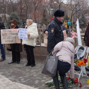 В воскресенье, 1 марта, в Ростове-на-Дону участники запланированного ранее антикризисного марша «Весна» провели митинг памяти Бориса Немцова. Как выразились организаторы акции, после вчерашних трагических событий они решили отказаться от прежнего формата