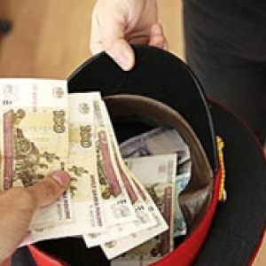 По информации следствия, полицейские требовали у двух человек 300 тысяч рублей за уничтожение материалов, которые свидетельствовали о совершении преступлений.