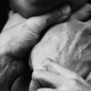 В Новошахтинске Ростовской области в одном из подъездов дома было обнаружено тело, принадлежащее 32-летней местной жительнице. 