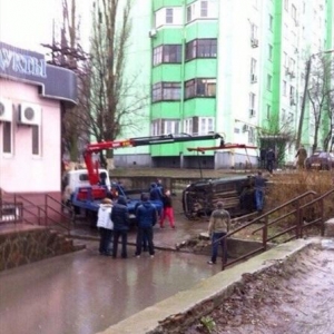 В городских сообществах Ростова в социальных сетях появилась информация о том, что в Северном жилом массиве столицы Южного Федерального округа эвакуатор уронил автомобиль.