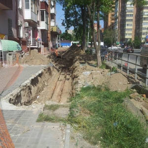 В Ростове-на-Дону улицу Горького, которую кардинально реконструировали два года, раскопали так, что пешеход вынужден идти по проезжей части, написал на своей странице в соцсети ростовчанин Владимир Козлов