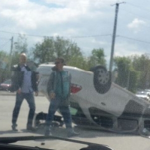 В Ростове-на-Дону на Текучёвском мосту перевернулась иномарка