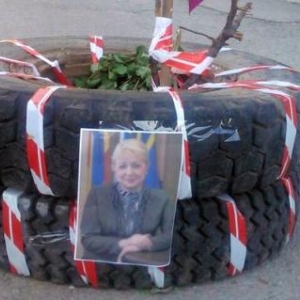 Интересный способ бороться с бездорожьем придумали жители Белой Калитвы. Яму в асфальте они прикрыли потретом главы района
