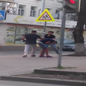 «В Ростове-на-Дону водитель маршрутки избил своего пассажира» – видео с таким заголовком выложили в сети очевидцы